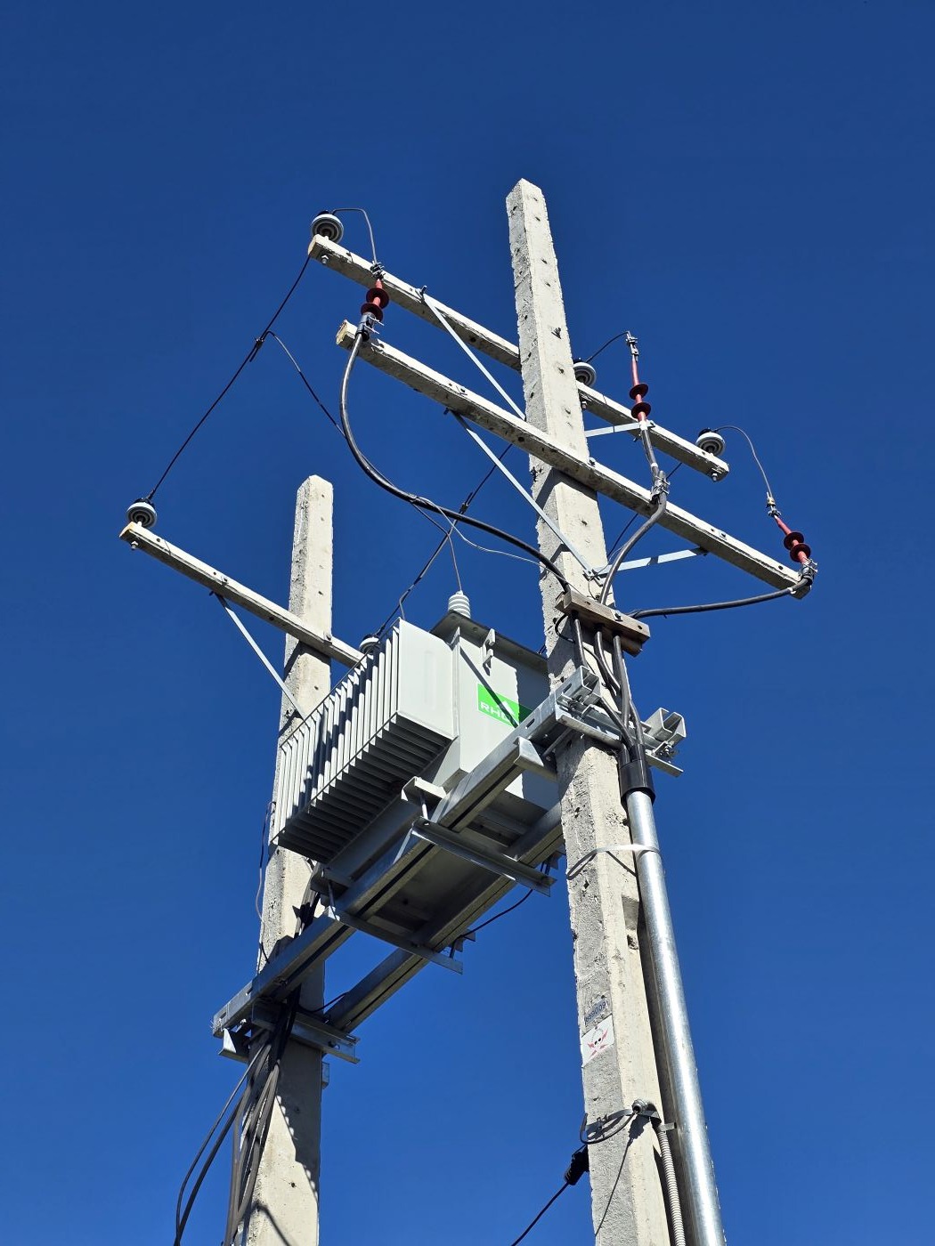 Poste y transformador de energía eléctrica subterránea