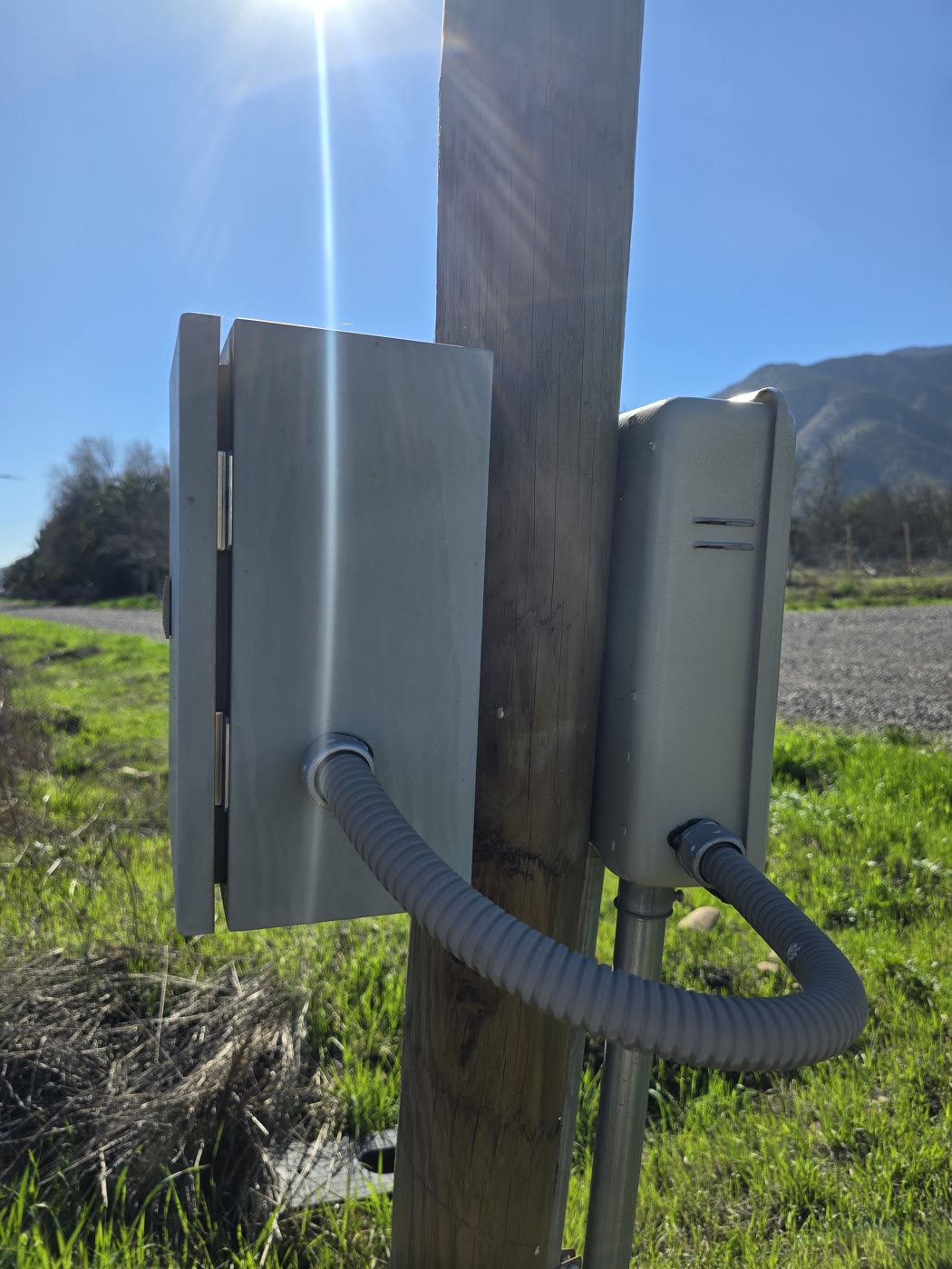 Cajas de empalme eléctrico instaladas en el poste de una parcela