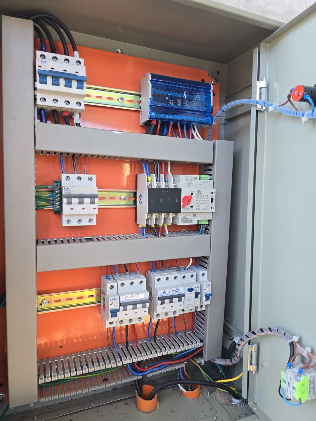 Interior del tablero con los circuitos de bombas y pozo