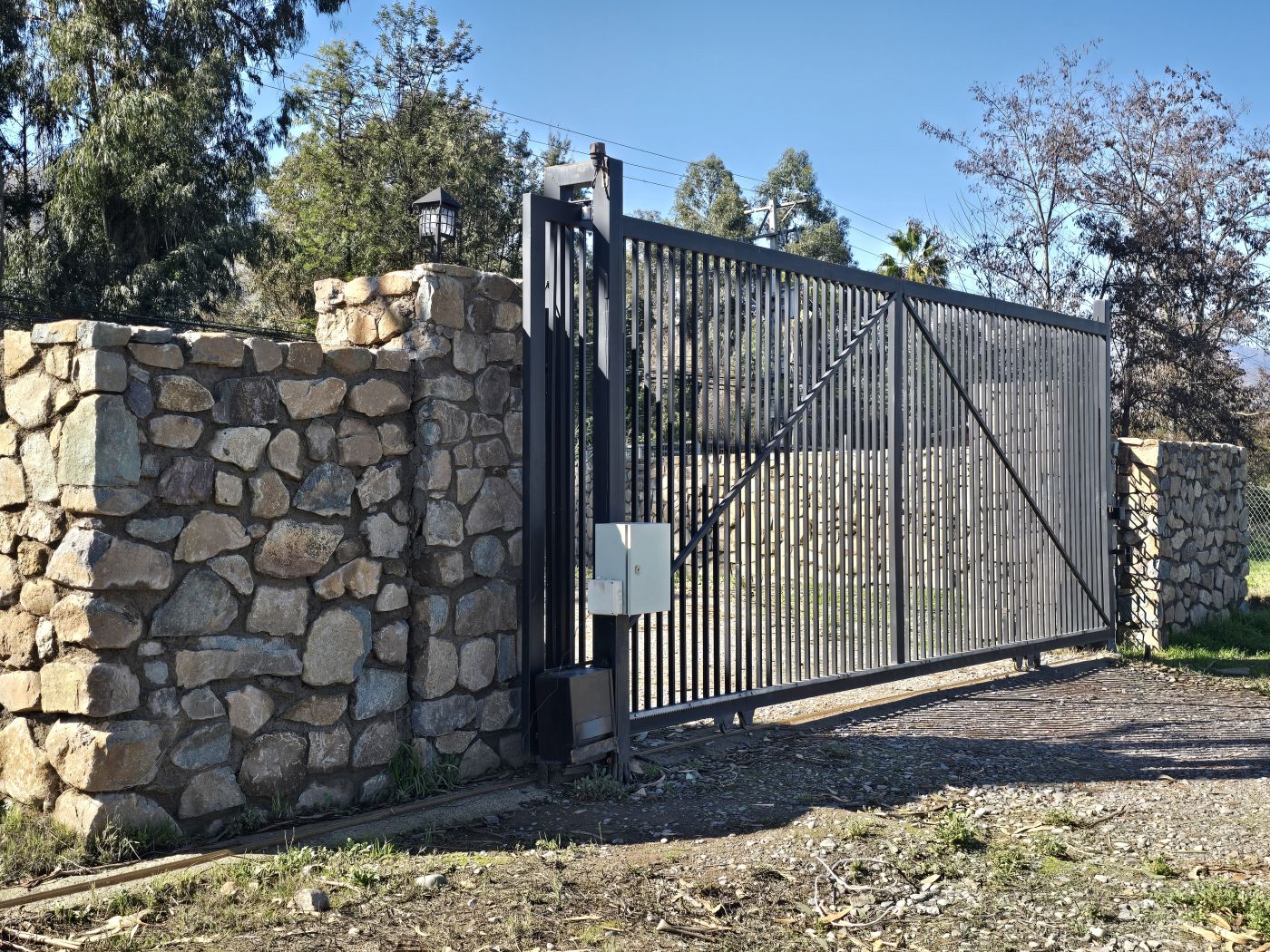 Portón de acceso al loteo Santa Luisa de Palpi